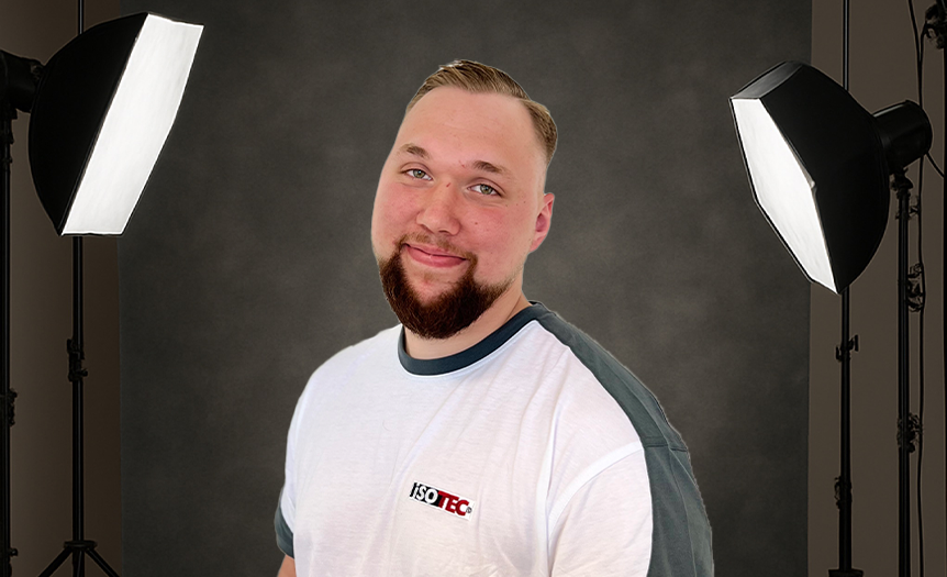 ISOTEC Mitarbeiter steht im Fotostudio vor zwei Softboxen
