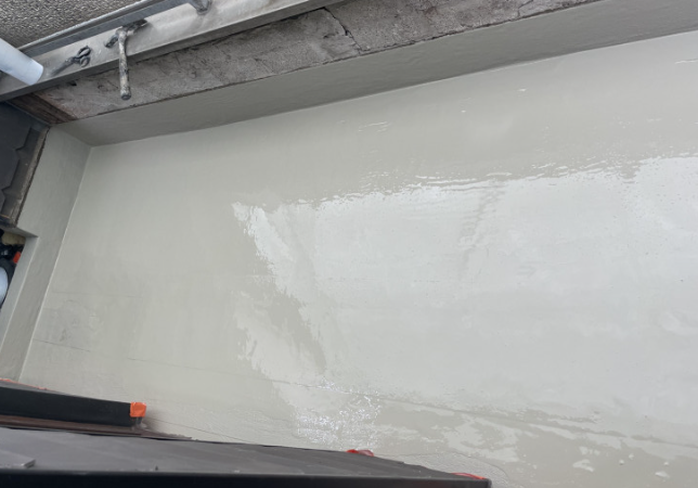 Glatte helle Wandfläche mit frischer glänzender Beschichtung, Nahaufnahme