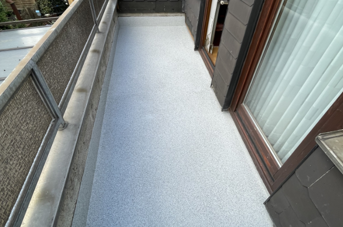 Heller Balkonboden mit rutschfester Beschichtung, Blick entlang des Geländers