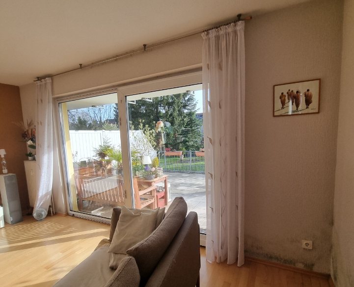 Schimmelbefall an Wohnzimmerecke neben Terrassentür, Nahaufnahme