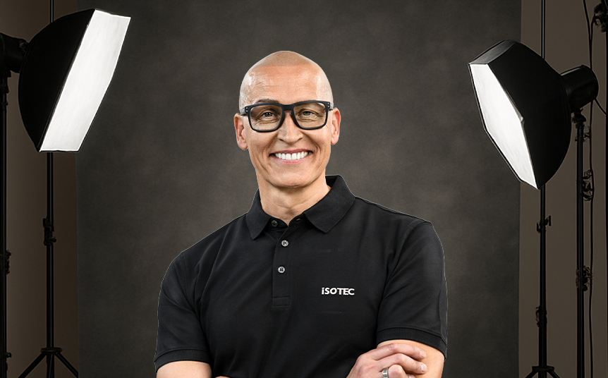 ISOTEC Mitarbeiter mit Brille im schwarzen Poloshirt vor Studiolicht