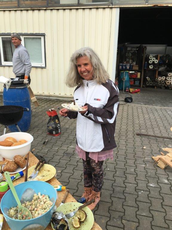 Assistentin am Buffet mit Jacke vom Chef Assistentin am Buffet mit Jacke vom Chef