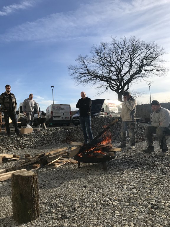 Team Isotec-Pläsken draußen beim Grillen in der Wintersonne