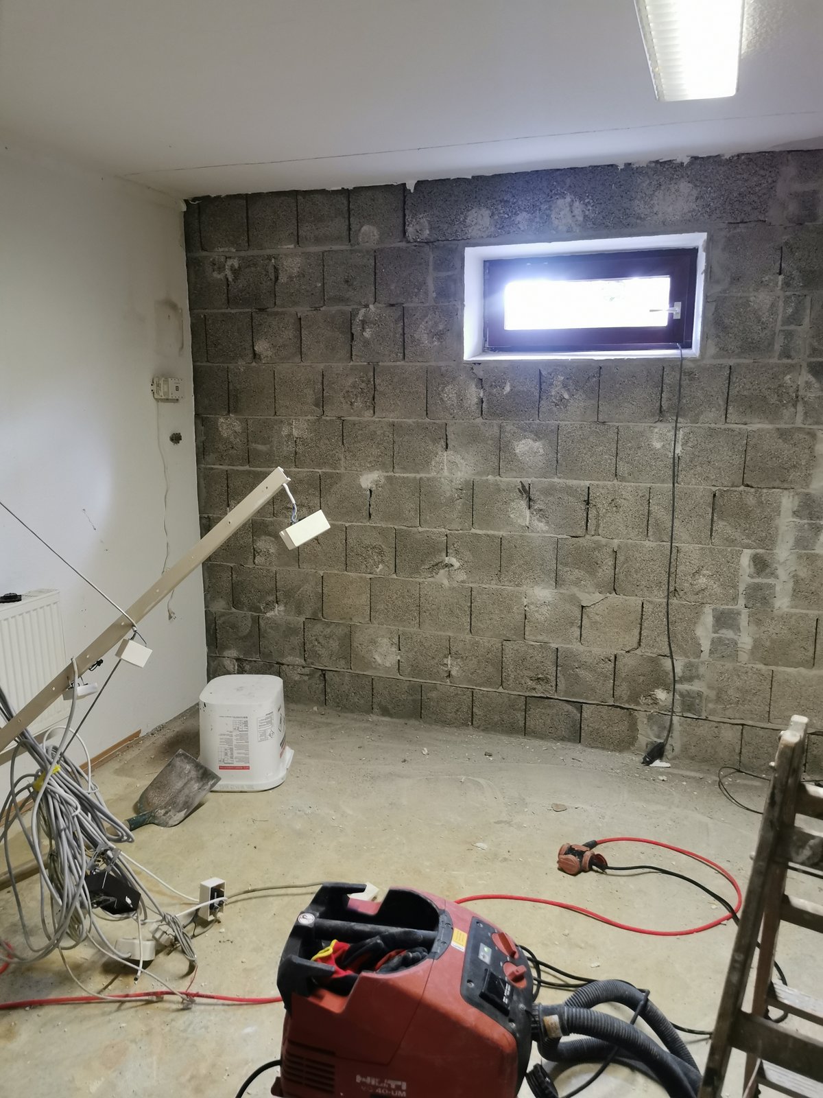 Untergrundvorbereitung Putz runterstemmen Fensterseite