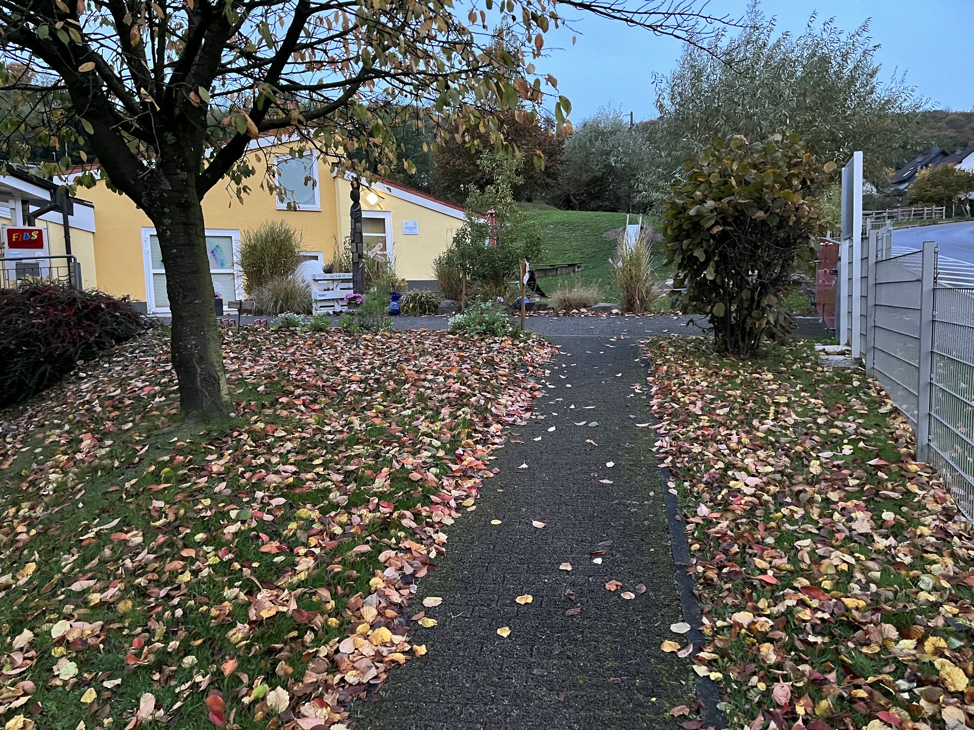 Kindertagesstätte im herbstlichen Ambiente