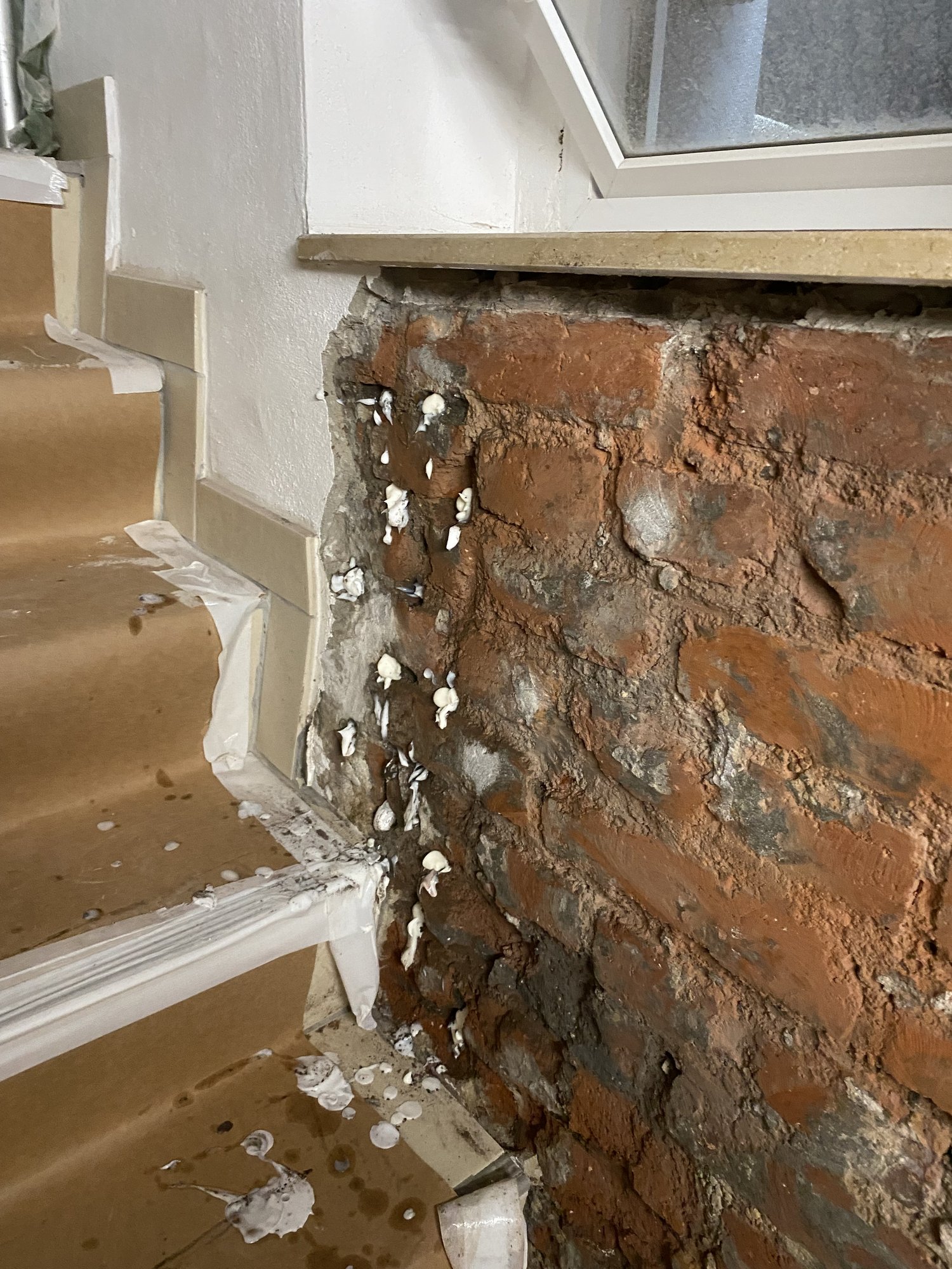 Untergrundvorbereitung, hier: die Wand wurde freigelegt
