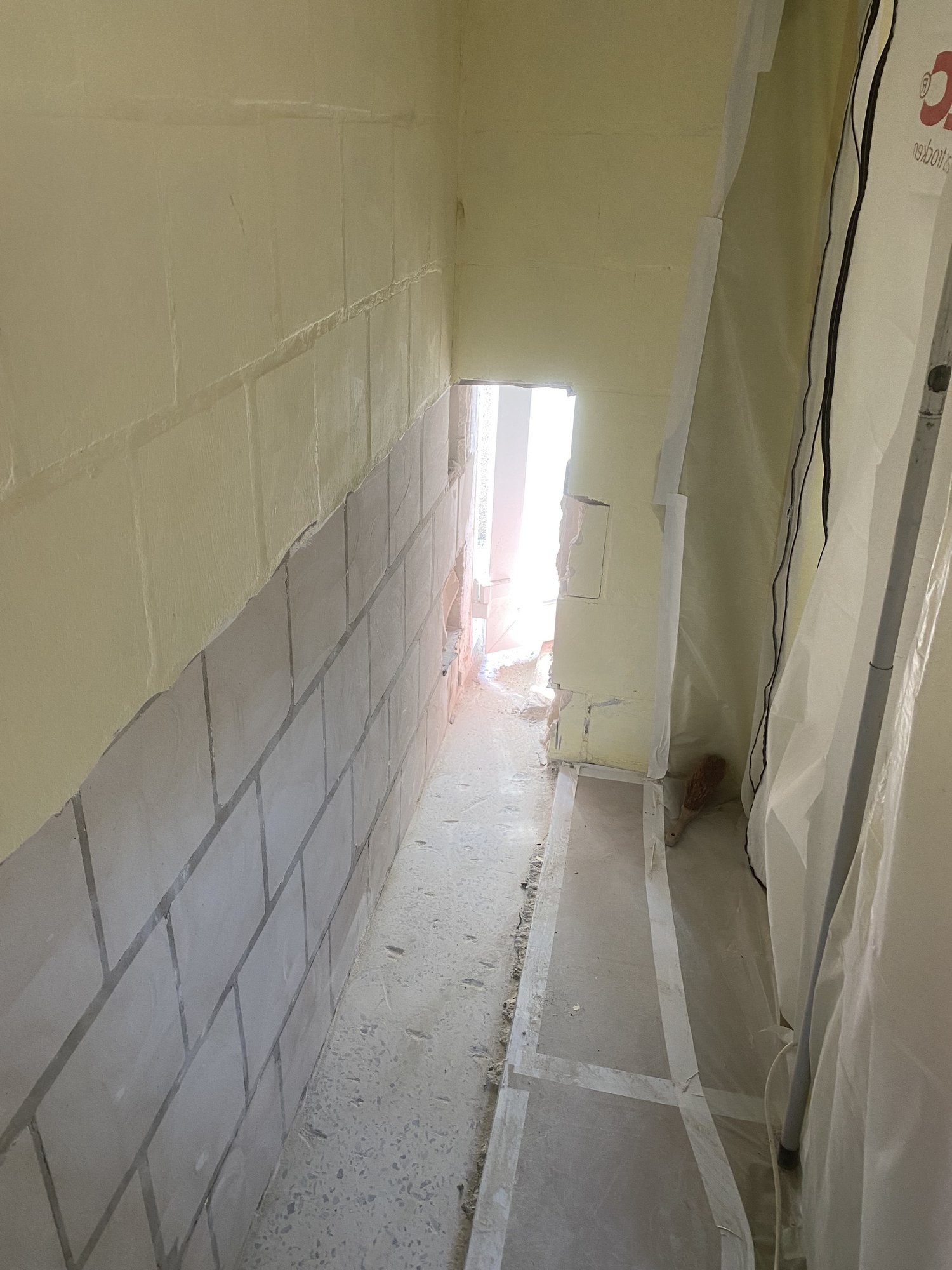 Wanddurchbruch und vorbereitete abzudichtende Wand