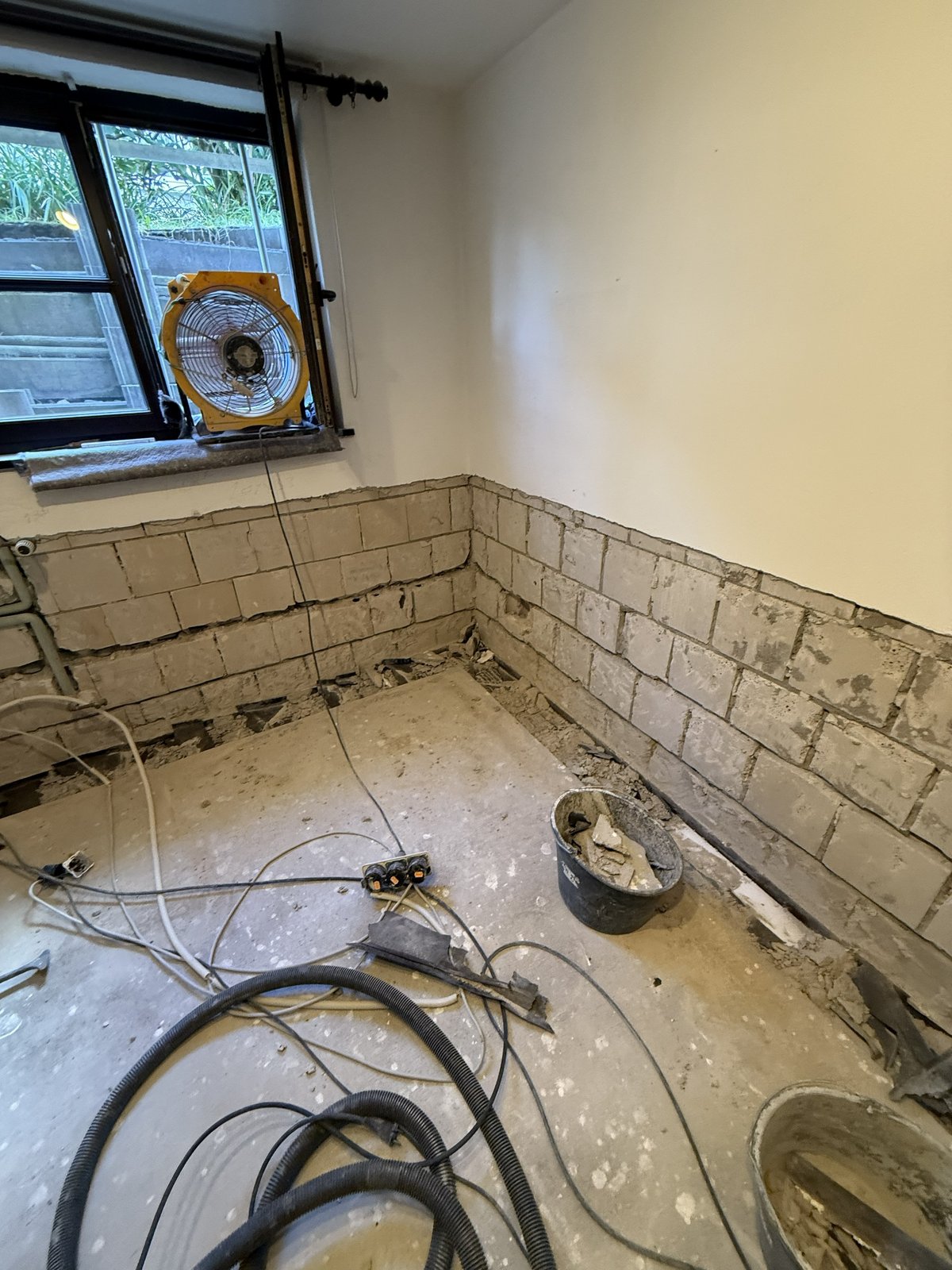 Untergrundvorbereitung der Wand und Estrichstreifen ist weggestemmt