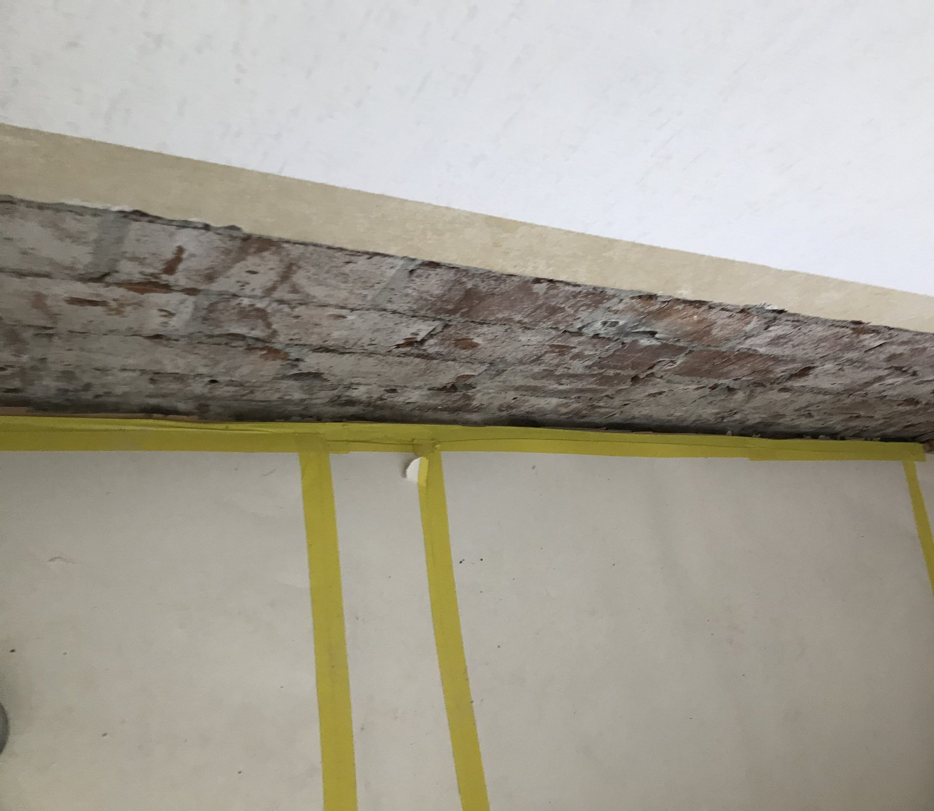 Untergrundvorbereitung erster Teil, d.h. Putz ist von der Wand gestemmt