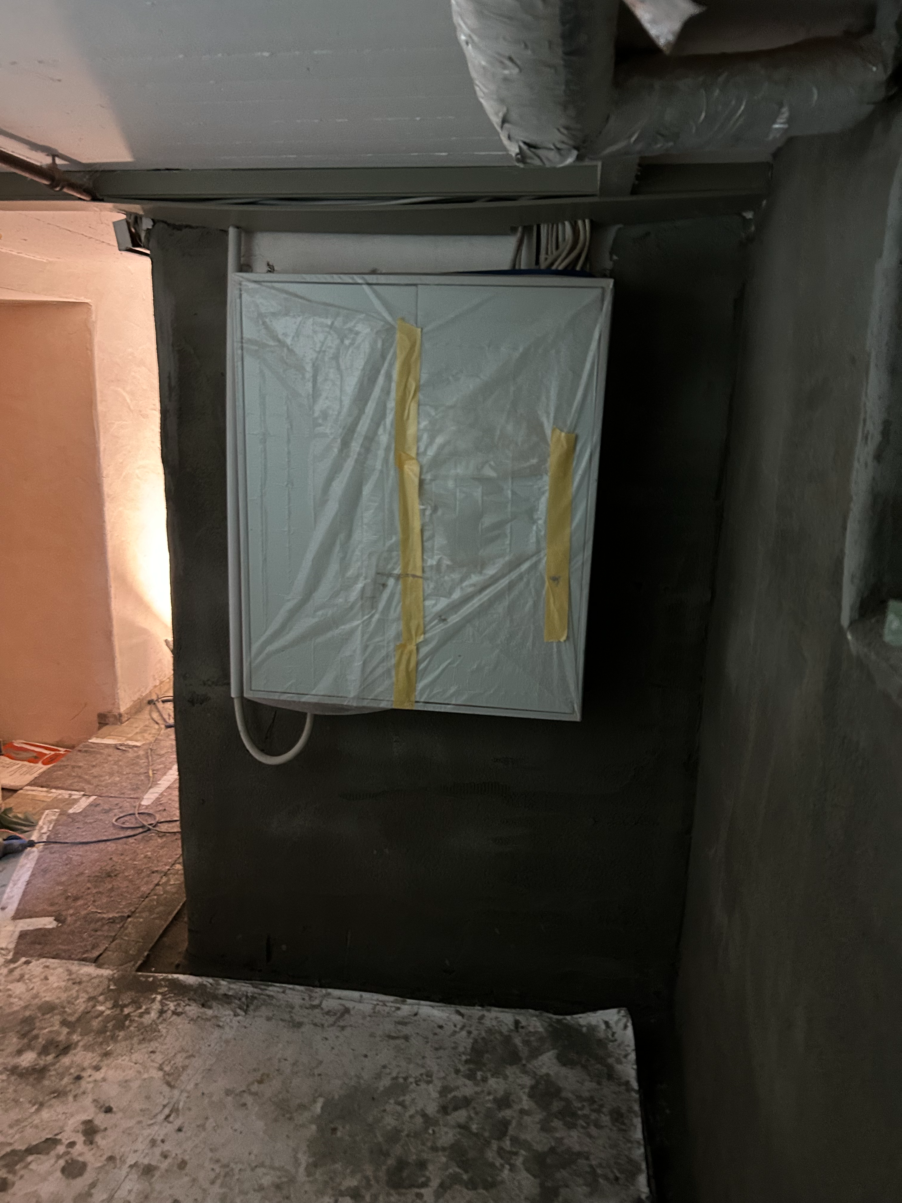 Abdichtung ist aufgetragen an der Wand mit dem Sicherungskasten