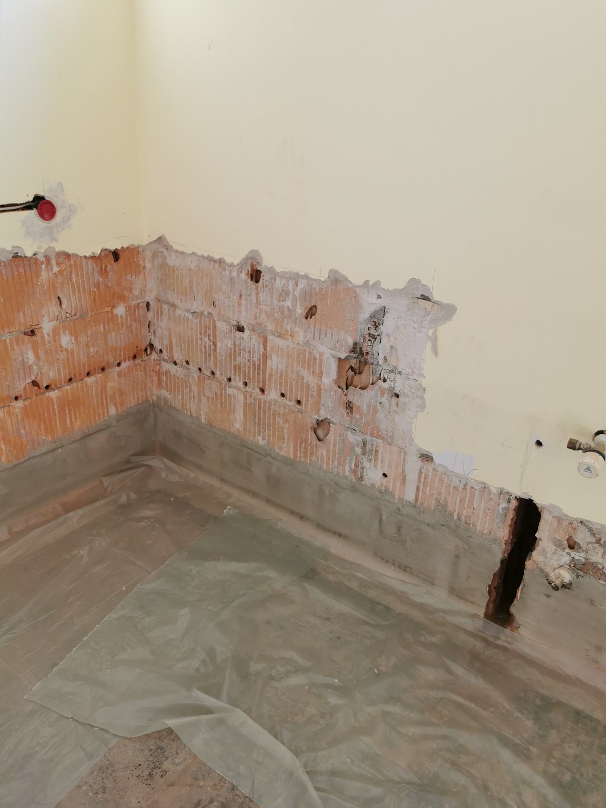 Untergrundvorbereitung Ecke, freigelegtes Mauerwerk