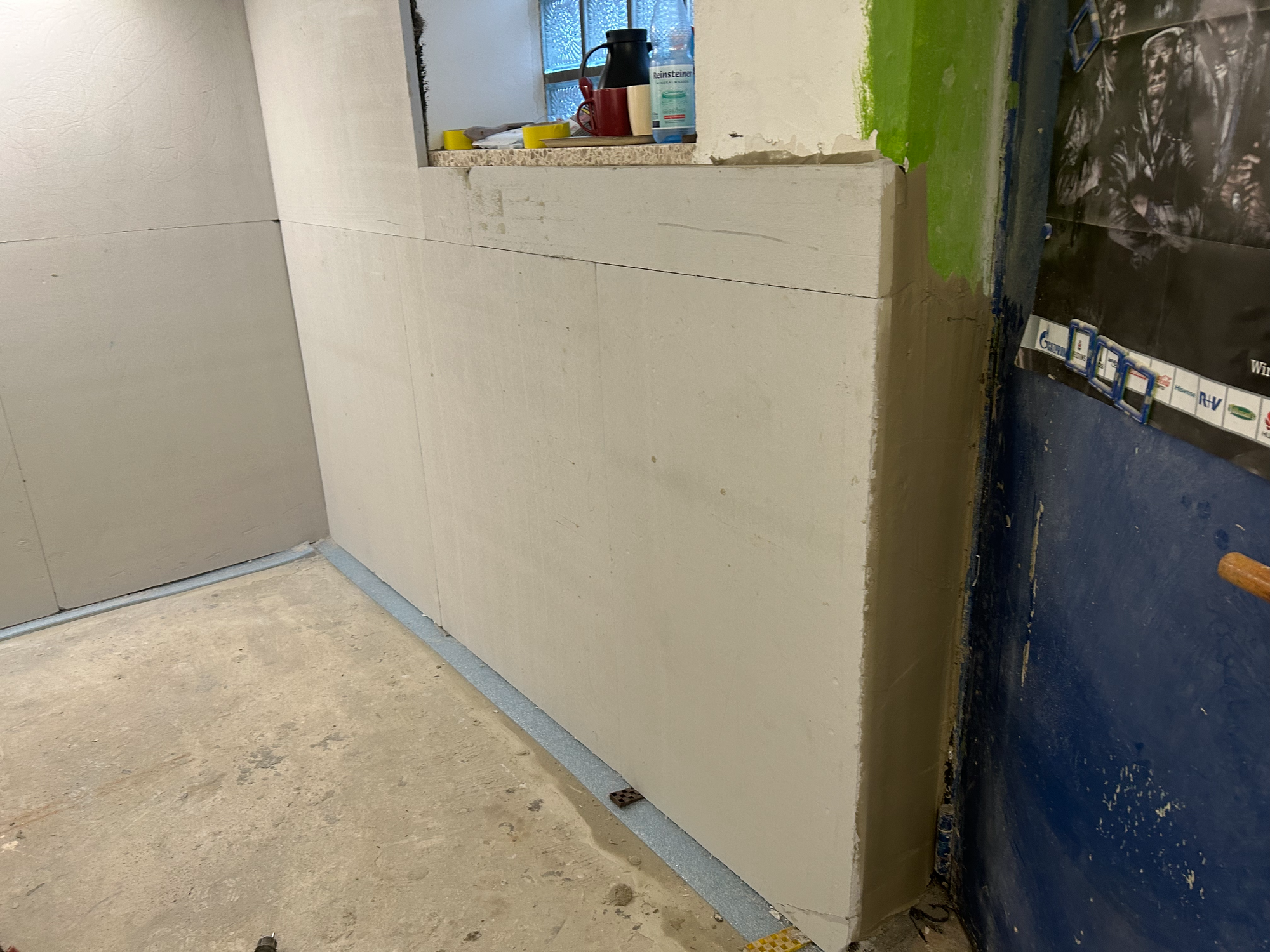 Voll schöne Kellerwand, Klimaplatte ist mit Glätte bestrichen und hat daher einen besonders ansprechenden Look