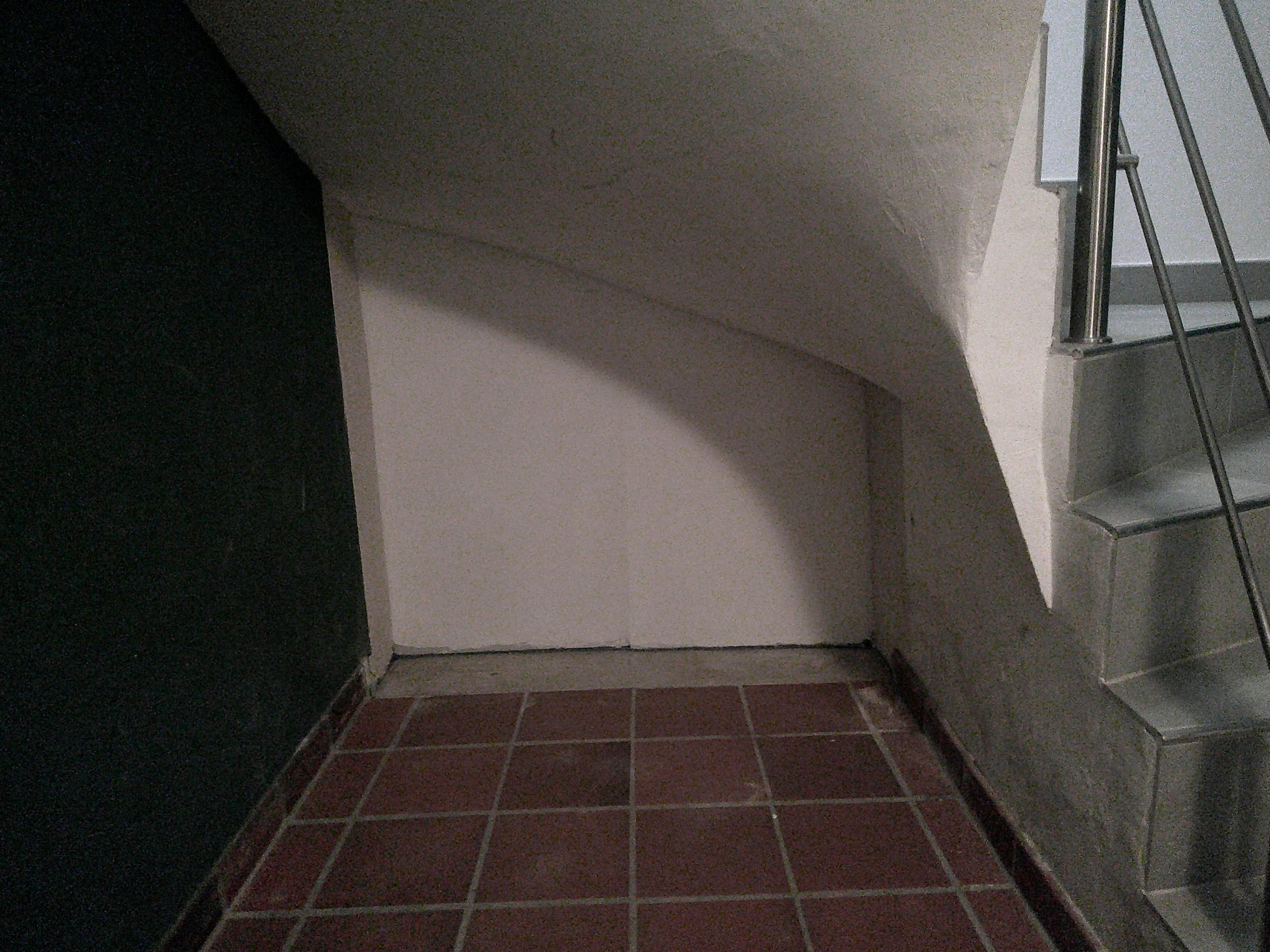 Flur unter der Treppe ist fertig, die Klimaplatte wurde noch mit Glätte bearbeitet, mega schöner Look