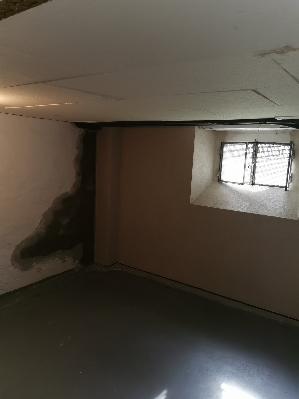 Die Wand ist wieder schick und mit Schutzputz gesichert