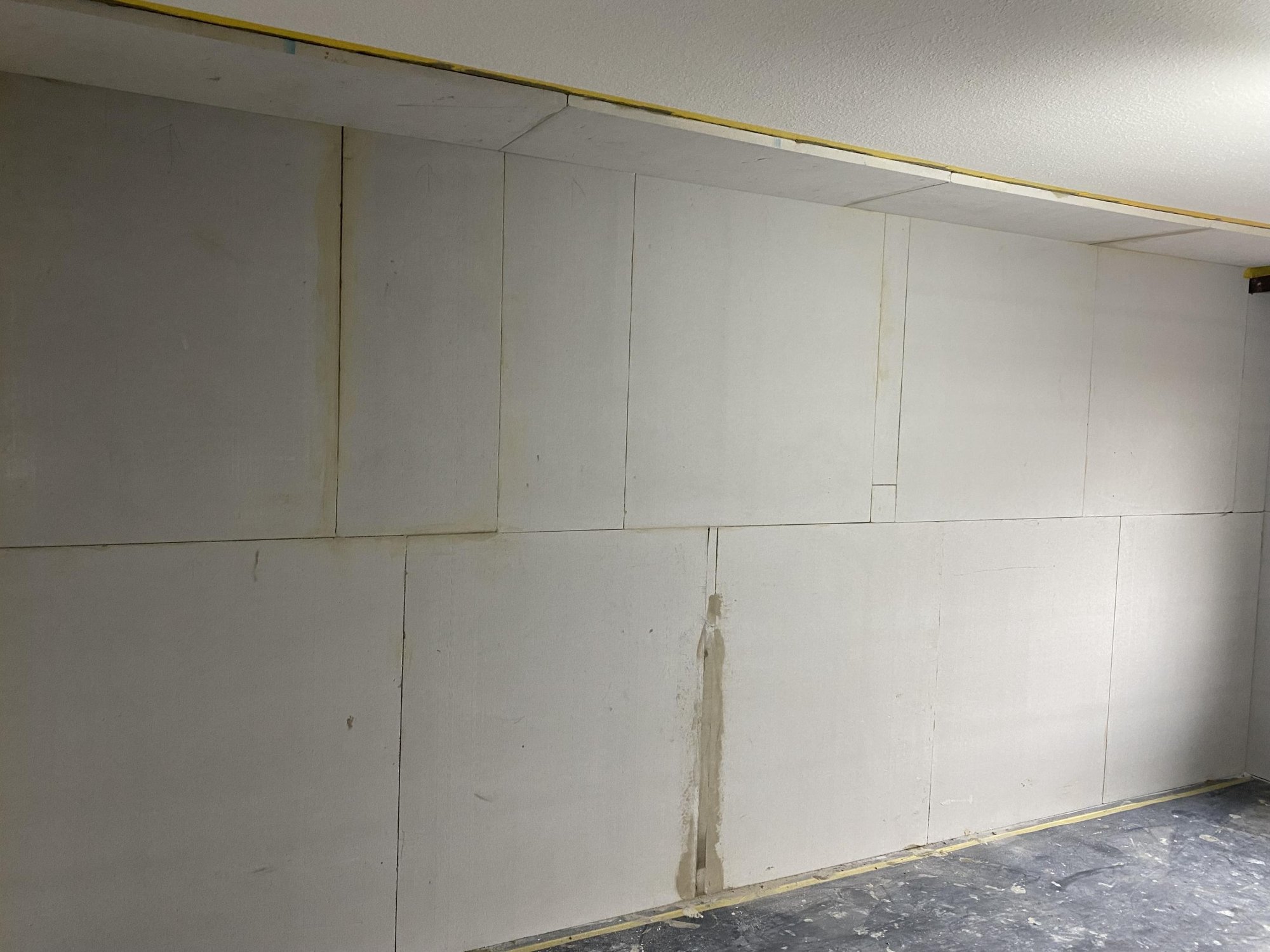 Helle Platten an Wand und Decke eines Raums montiert