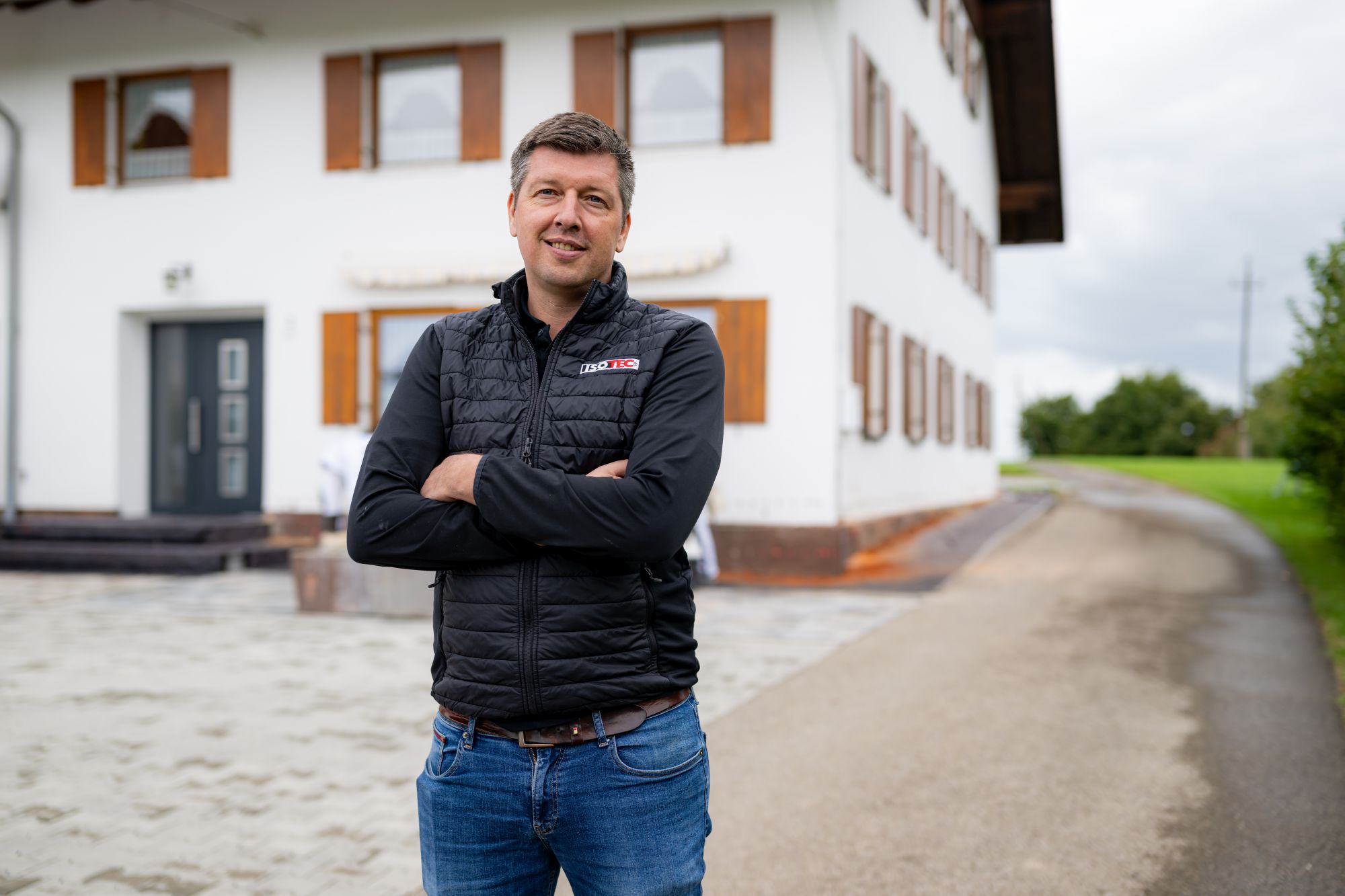 Fachberater Daniel Haug vor dem Objekt