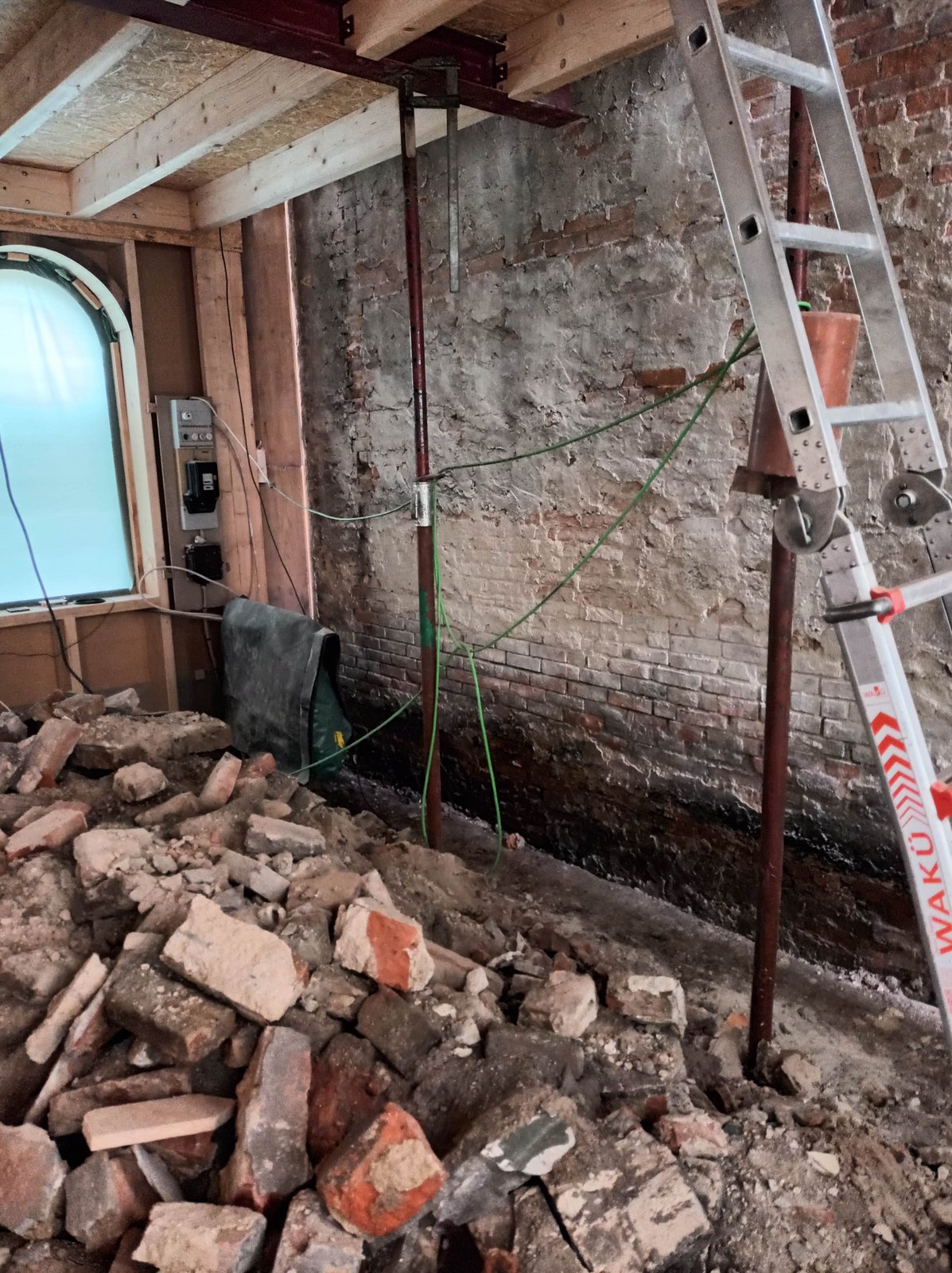 Stark durchfeuchtete Außenwand in Oldenburg