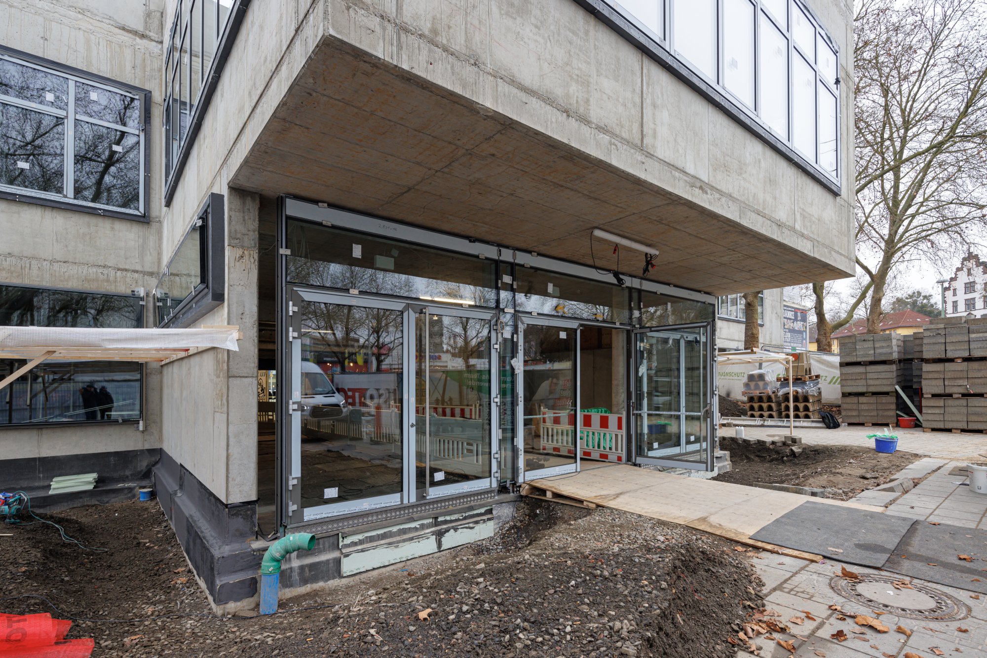 Der neue Eingangsbereich aus Beton