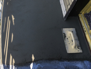 Der neue Gefälleestrich auf dem Balkon in Halstenbek