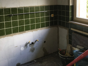 ISOTEC-Limaplatten an der nun schimmelfreien Wand Die ISOTEC-Klimaplatte verhindert die Feuchtigkeitskondensation und somit die Schimmelbildung an der Wand.