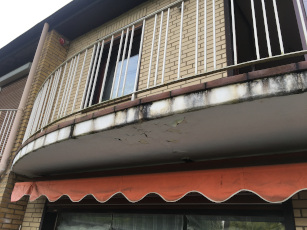 kaputter-Balkon-in-Halstenbek Dieser Balkon muss dringend saniert werden.