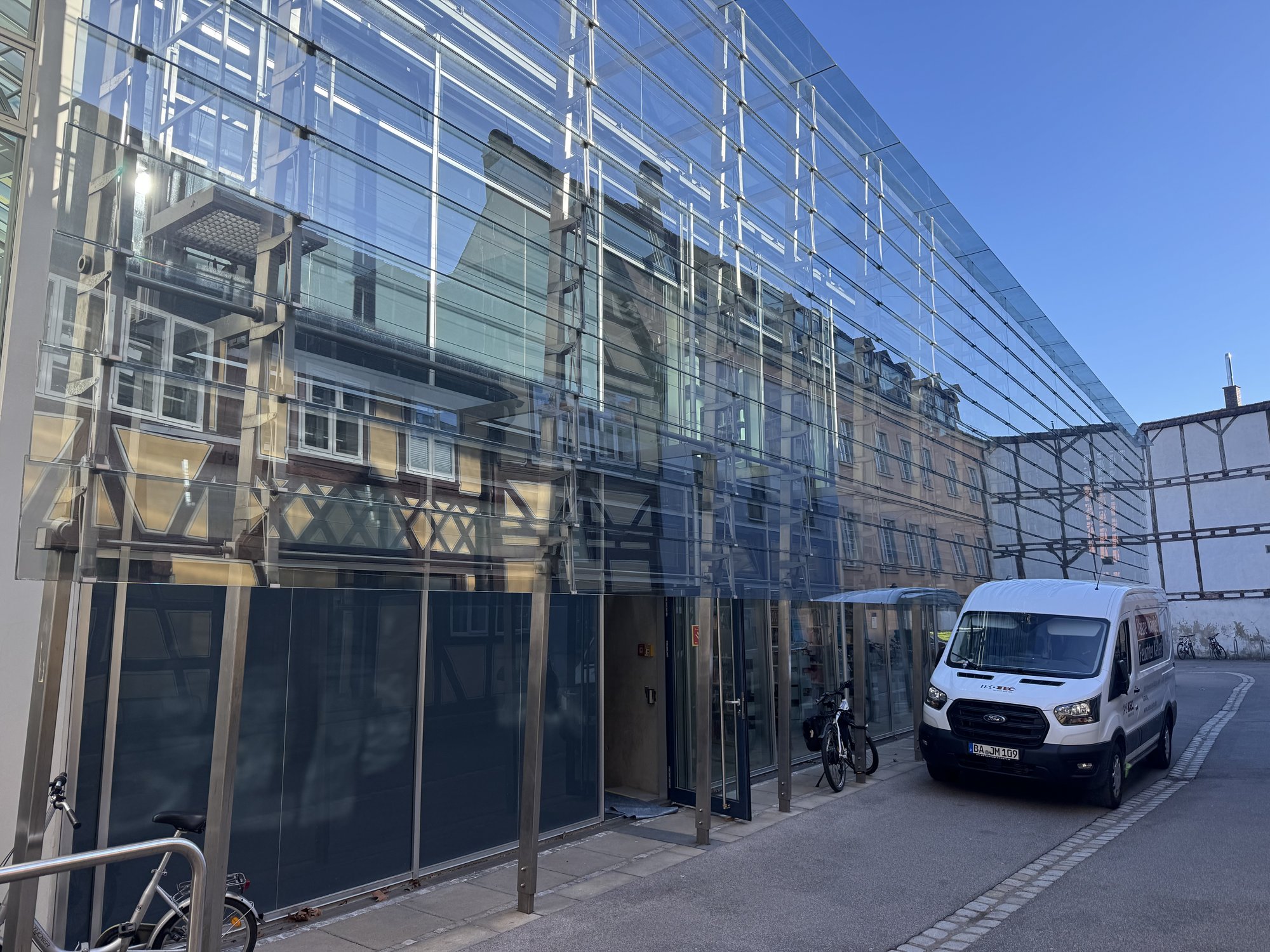 ISOTEC Transportier vor der TB 4 Bibliothek der Universität Bamberg