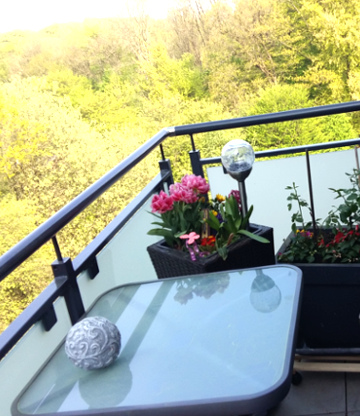 Rücksichtnahme ist das Zauberwort für einen entspannten Sommer mit Blumen, Grill, Sonnenbad und Party auf dem Balkon