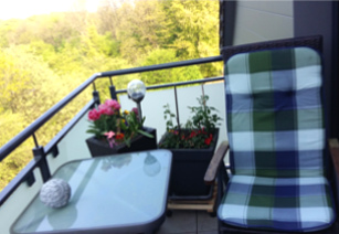 Das Sonnenbad mit Bedacht auf dem Balkon. Beim Sonnenbad immer an das Schamgefühl des Nachbarn denken, um Ärger und Ordnungsgelder zu vermeiden.