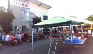 Die Hitzewelle in Deutschland nutzen wir bei ISOTEC für ein Familien-Sommerfest.