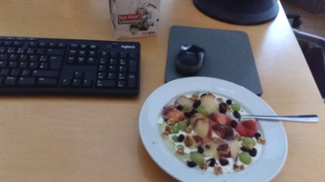 Joghurt mit Obst zu Mittag, statt Schnitzelbrötchen.