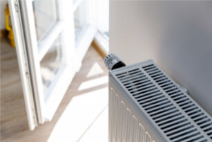 Mit Smart Home Systemen von unterwegs das Haus aufheizen. Mit dem Smartphone und der dazugehörigen App, die Heizung von unterwegs regulieren.