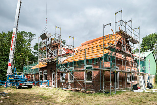 Feuchtes Mauerwerk aufgrund aufsteigender Feuchtigkeit Durch kapillar aufsteigende Feuchtigkeit sind Feuchteschäden entstanden