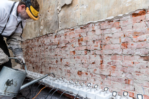 Baustoffporen werden mit Spezialparaffin gefüllt Durch Vorratsbehälter wird das Spezialparaffin in die Baustoffporen injiziert