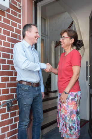 Vom feuchten Keller zum hygienisch sauberen Waschkeller Zufriedene Kundin freut sich über den neu gewonnenen Waschraum dank Kellerbodensanierung