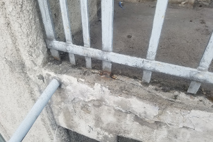 Betonschäden durch eintretende Feuchtigkeit Im Vorfeld einer Balkonsanierung muss in vielen Fällen eine Betonsanierung durchgeführt werden