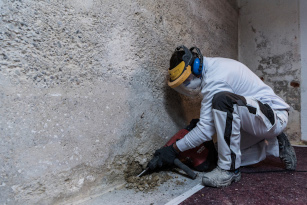 Für einen Wand-Sohlen-Anschluss muss im Vorfeld die Nut gestemmt werden